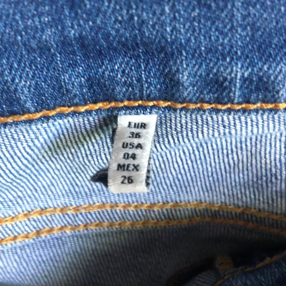 Ett par fina ripped blåa jeans i ett fint skick. Köpte för 800 kr för ungefär två år sedan. Men längst ner på byxorna så är det en flärp som sticker ut på båda byxbenen 💯🔥. Jeans & Byxor.