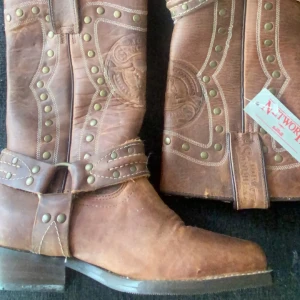 Network boots  - Säljer As snygga network Cowboy boots köpta för 1200 säljer för 700 