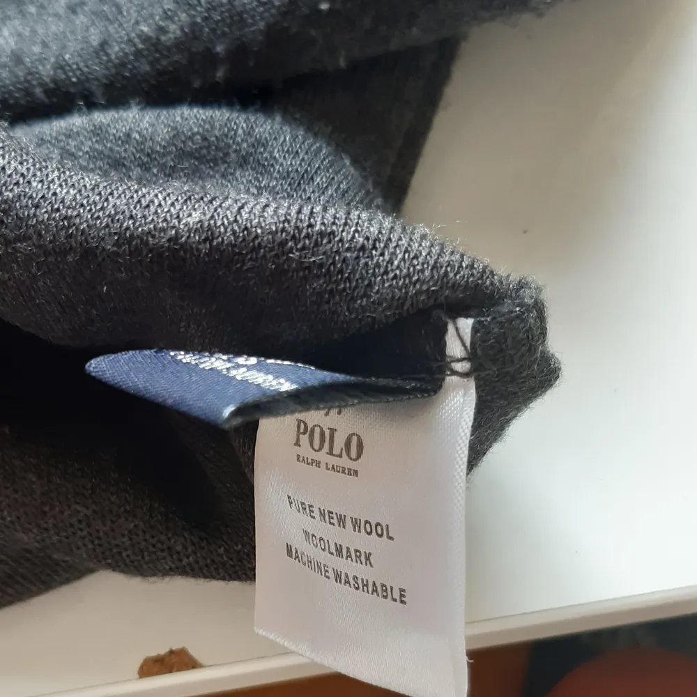 Snygg grå Ralph Lauren tröja. Äkta✅. Köpt för 949kr. Nytt pris 600kr, pris kan diskuteras. . Tröjor & Koftor.