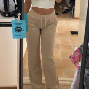 Juicy Couture  - Hej! jag säljer dessa juicy byxorna för 800kr. Jag har haft de i ungefär ett halvår.  Jag kan både möta upp dig och skicka de beroende på vart du bor eller vart du kan mötas.  Annars diskuterar vi resten i chatten. :)