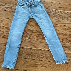 Ljusblåa Weekday jeans. Easy Regular Straight Jeans. Skick 8/10 Pris kan diskuteras.