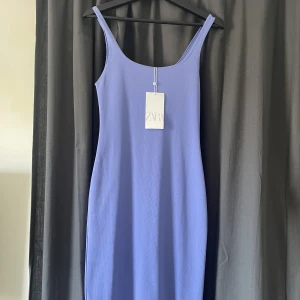 Lila klänning - En splitterny vår/sommar klänning som funkar till många tillfällen!