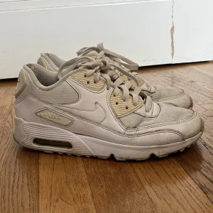 Nike Air Max 90 - vita nike air max. ganska slitna och creasade, fortfarande användbara. vill mest bara bli av med dem så pris kan därför sänkas.