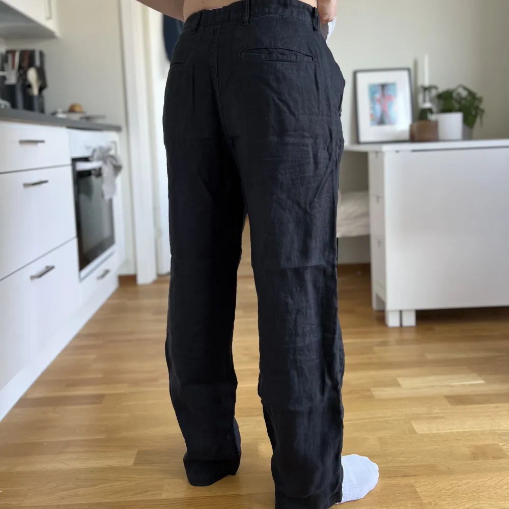 Svarta vida linnebyxor med knapp och dragkedja från H&M! Använda ett fåtal gånger. 200kr + frakt🤘🏼. Jeans & Byxor.