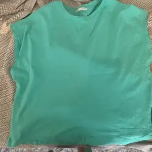 Grön t-shirt från zara i storlek m har en slit på varje sida och är boxigare i modellen 
