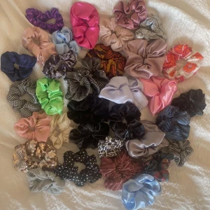 Scruncies  - 1= 40kr 2= 70 ALLA (33stk)= 700 