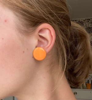 Runda örhängen - En par söta orangea örhängen köpta second hand som tyvärr inte kommer till användning🧡ps. det står fel på frakten här nere)