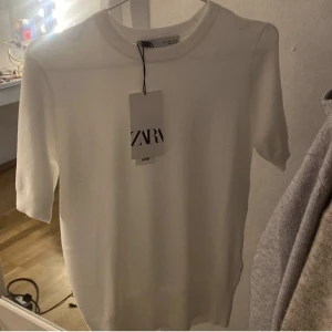 Stickad tshirt - Säljer min jätte fina stickade T-shirt från zara med lapp kvar o inte använd! Nypris 300 säljer för 180+ frakt💓💓