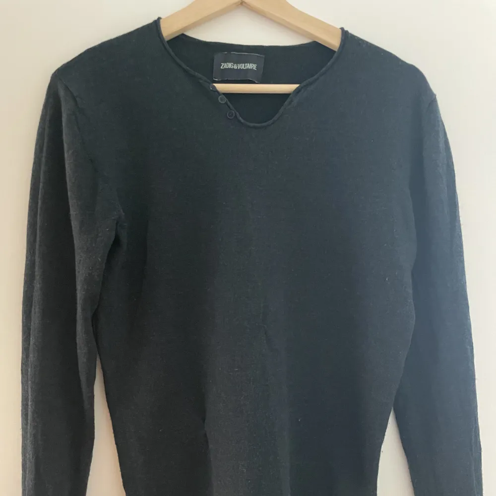 Jättesöt långärmad mörkblå tröja från Zadig & Voltaire💕 skriv för fler bilder, den är väldigt stretchig och passar S/M❤️ har ett litet hål men syns ej. Toppar.