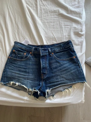 Levis shorts  - Säljer min Levis shorts 501. Nästan aldrig använda. Storlek 30. Säljer för 250kr