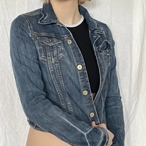 Kort jeans jacka  - Kort fin jeans jacka som är rätt slim fit