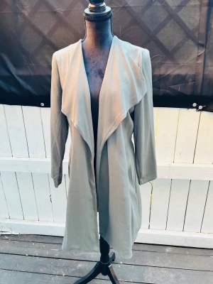 Dam trenchcoat/kofta  - Fina dam trenchcoats och kofta till salu.  Storlekarna är S på alla.  Alla plagg är som i nya skick då dem är endast använda fåtal gånger. 