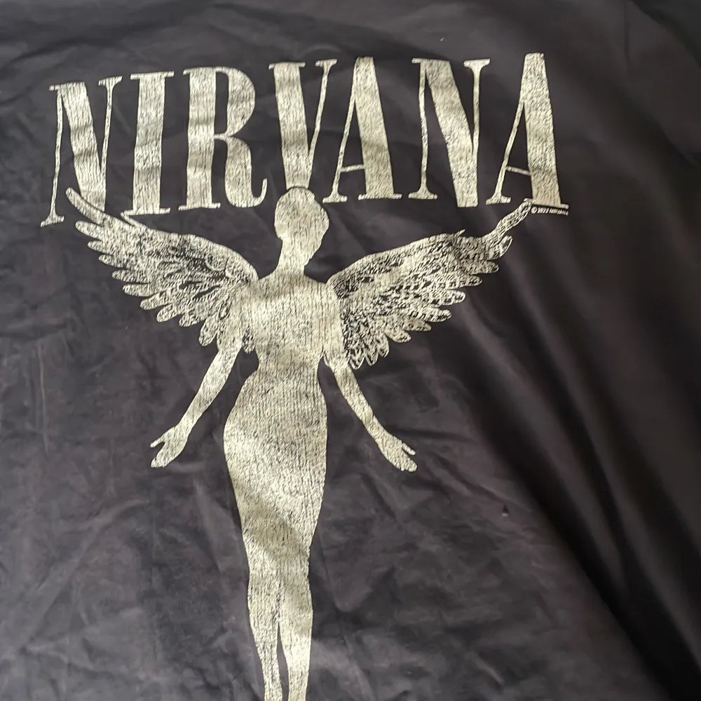 En nirvana T-shirt från hm  30kr+frakt. T-shirts.