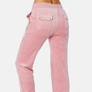 Juicy couture  - Säljer min juicy couture byxa i färgen rosa i storlek L/Xl, ingenting fel på byxan. Dock är en av knapparna på fickan vid rumpan borta och det finns en väldigt litet hål i byxan som enkelt kan sys igen.  Nypris 1100kr säljer för 700kr. Skriv för bilder.