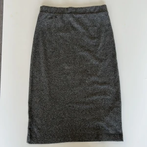 Grey brick tight skirt - Den här kjolen är i storlek small. Materialen är så himla bra och mjukt. 