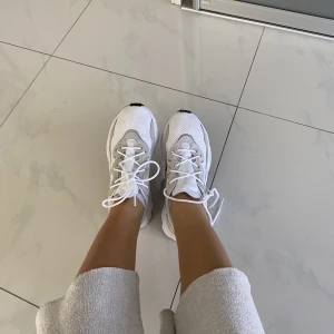 Adidas Ozwegoo - Helt nya, oanvända adidas skor. Säljer pga för små. 