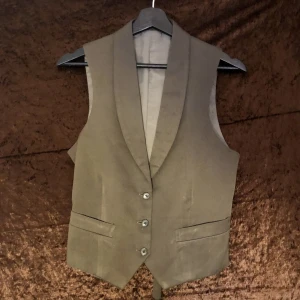 Väst med fin kvalitet - Säljer min mammas gammla väst från runt 2000-talet. Den är i väldigt fint skick och är generellt ett bra sytt plagg i hög kvalitet, den smalnar in midjan lite liksom :) 