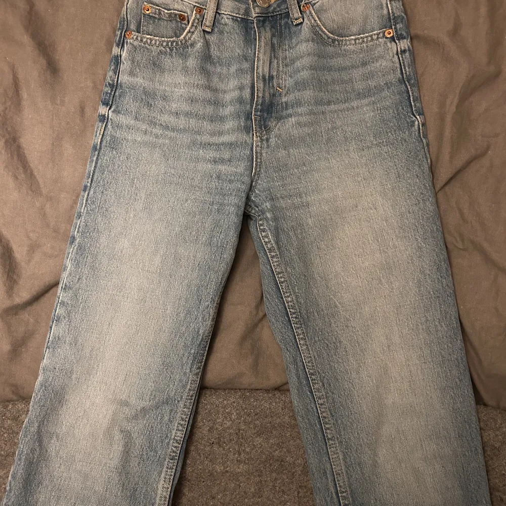 Jag säljer mina blåa jeans från Pull and Bear då dem inte passar mig längre. Dem är i storlek 32 men skulle även passa en 34💓 Dem är i bra skick förutom lite slitet längst ner på byxorna, kan skicka bilder privat🥰 Skriv dm vid intresse💗 . Jeans & Byxor.