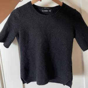 Fin tröja från Lisa yang, 100% karshmir. Bra skick, köpt second hand men jag har inte använt den. Jag är 174, för referens🫶🏻