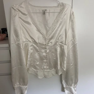 Satinblus - Så vacker blus från Nelly. Helt oanvänd då den var lite liten i bysten för mig. Den behövs strykas. Skriv för bilder hur den ser ut på! 🌸