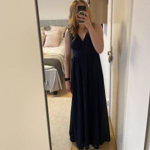 Balklänning - Marinblå balklänning. Storlek xs/s och passar i längd till någon som är ca 165. Använd en gång.