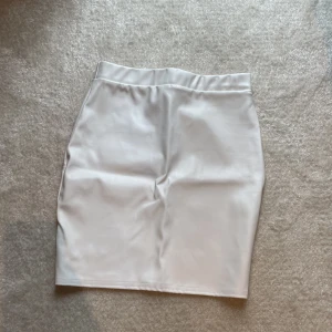 Vit kjol  - Säljer denna snygga kjolen från Nelly i storlek XS!☺️