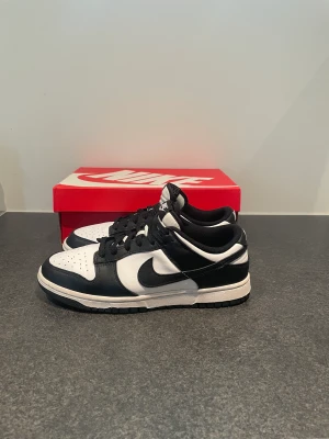 Nike dunk  - Hallå där, vi säljer nu ett par Nike dunk low panda, det är i nästan nytt skick, det finns inga skador på skorna och är riktigt feta till sommaren, kan gå ner i pris vid snabb affär, det är bara att höra av er vid funderingar eller frågor//sellandbuySTORE