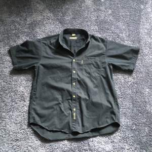 Timberland kortärmad overshirt, skjortan är helt ny, nypris 1200kr.