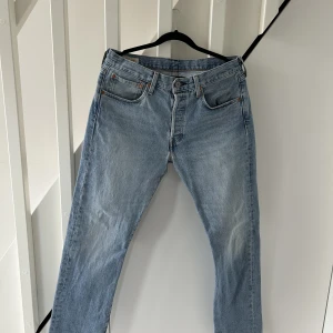Levis 501 - Säljer mina jeans då de har blivit för korta, otroligt skick på byxorna då ja glömde att ja hade byxorna så de har legat i garderoben mesta tiden