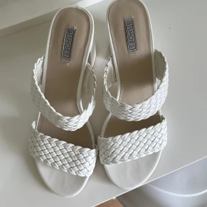 Vita klackskor  - Vita klackskor från Nelly  Använda ett 1-2 gånger som max Kommer inte till användning 