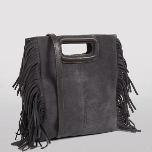 Maje väska - Intressekoll på Maje Suede M bag. Väskan är av den större modellen och i grå färg som inte längre går att köpa. Säljer till bra bud. Skriv vid frågor eller om fler bilder önskas!