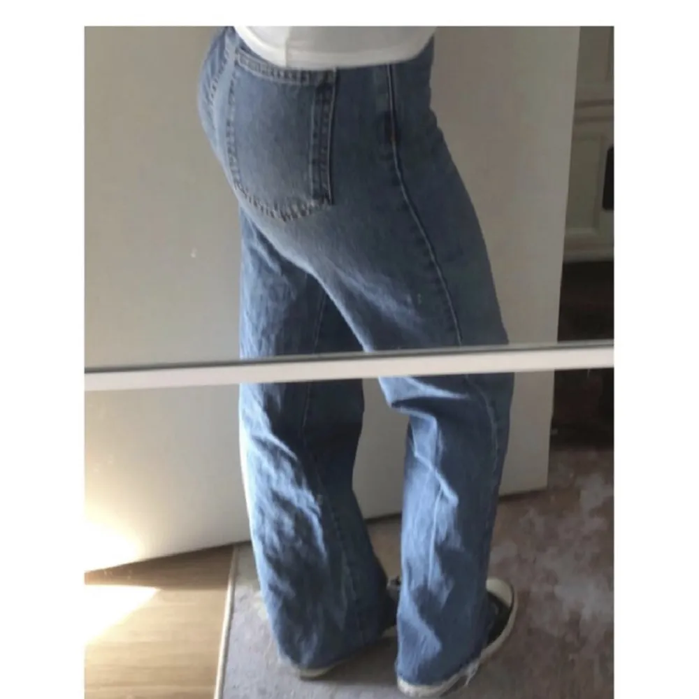 Jättefina mörkblå jeans från stradivarius, kommer tyvärr inte till användning, jag är 165 cm💕. Jeans & Byxor.