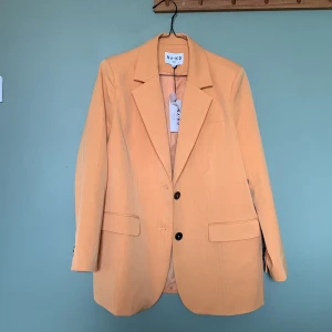 Oversize Orange kavaj - Superfin kavaj! Aldrig använd - bara testad. Tags kvar. Säljer då den är lite för oversize för mig! 