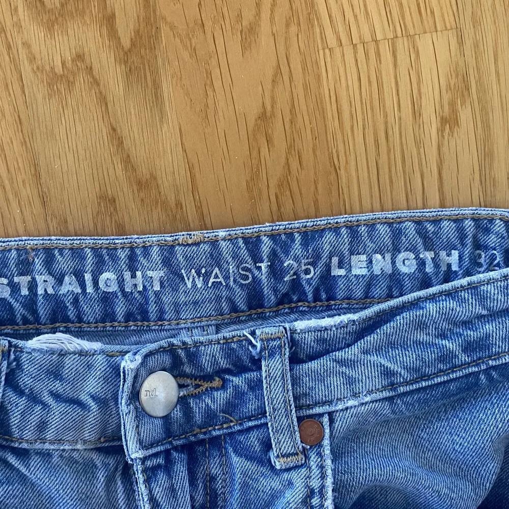 Säljer mina ljus blå jeans. W 25, L 32. Bra skick. . Jeans & Byxor.