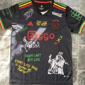 Ajax x Bob Marley fotbollströja  - 🍃⚽️Special edition Bob Marley x Ajax fotbollatröja⚽️🍃Fråga gärna om det är något ni undrar!🤝