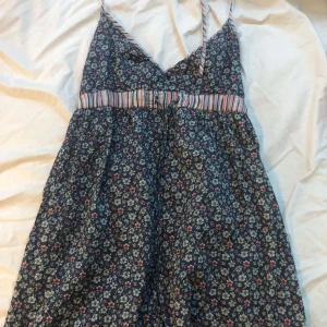 Blommig klänning  - Har använt den 1 gång och bestämde då att jag inte ville ha kvar den men sen har den bara varit i garderoben och köparen står för frakten 