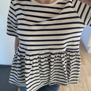 Randig topp från Zara - Snygg randig topp från Zara i stl S! Aldrig använd, endast provad så i nyskick. 🤍