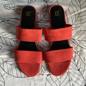 Röda sandaler till sommaren 🌹 - Så fina sandaler från XIT, i stl.40 (upplever de små i storleken).   Sandalerna är i mockaliknande material med låg klack. Helt fantastiskt fina och sparsamt använda 🍓
