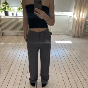 Kostymbyxor  - Fina gråa kostymbyxor från madlady, använda ett fåtal gånger. Dom är långa på mig som är 158 cm.