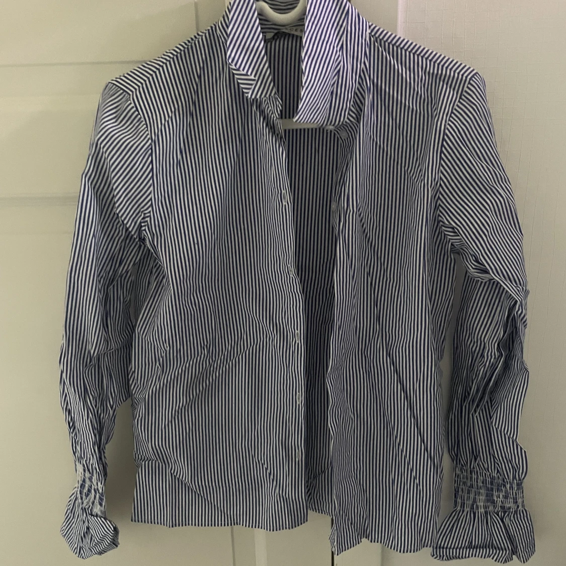 Randig skjorta med volangarmar