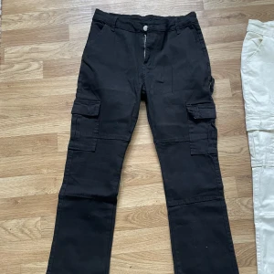 2 par cargopants  - Säljer mina oanvända cargos i både biege och svart, båda för 500, ett par för 300, köpta för 600kr/st. Köparen står för frakt❤️ dom är i strl L men väldigt små. Skulle säga att dom passar bättre på en S❤️