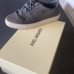 Skor Axel arigato - Andvänd några gånger man får med box 