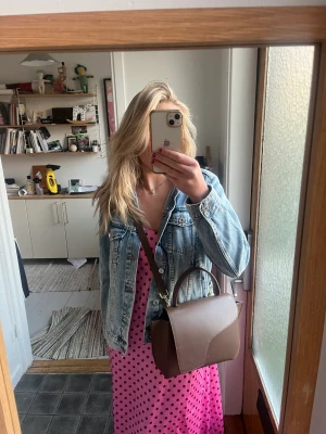 Jeansjacka  - Använder aldrig. Vill sälja så fort som möjligt. Sitter som en S 