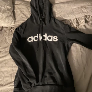 Kläder säljes  - Allt strl S,  Adidas hoodie 50kr Croppad tröja 30kr Kjol 100kr