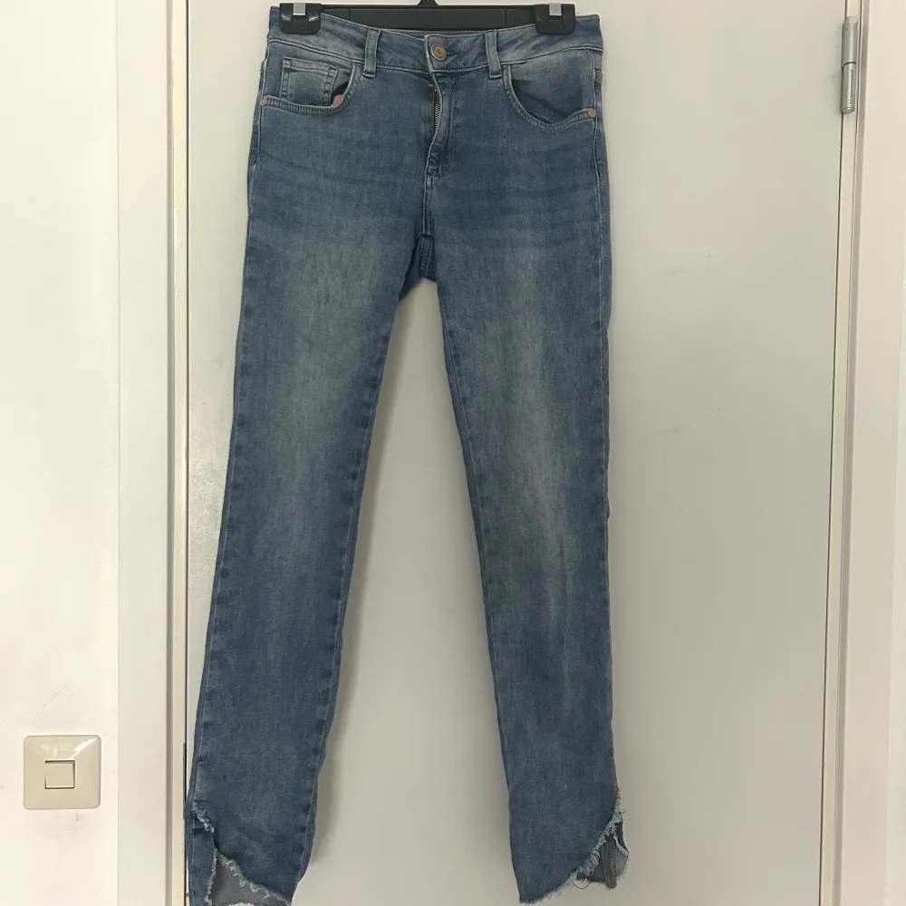 Säljer dessa jeans ifrån Mos Mosh i storlek 26, dock strechig, för 100 kr. Det är modellen skinny i mid waist men en slits detaj vid ankel. Köparen står för frakten och betalningen sker via swish💕. Jeans & Byxor.