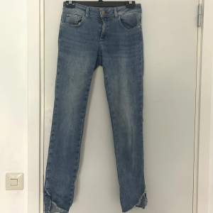 Säljer dessa jeans ifrån Mos Mosh i storlek 26, dock strechig, för 100 kr. Det är modellen skinny i mid waist men en slits detaj vid ankel. Köparen står för frakten och betalningen sker via swish💕