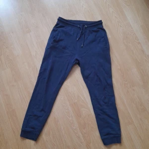 Blå mjukisbyxor  - Ett par mjukisbyxor som har använts fåtal gånger, säljer för att dom är för små
