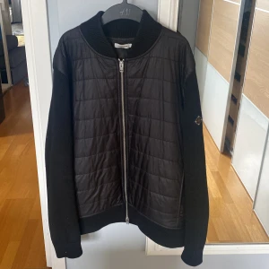 J. Lindberg cardigan  - En jättefin och snygg cardigan. Skick 9/10 inga defekter eller konstigheter. Skriv bara om ni har någon fråga. Passar (M 179cm mig) men är xl i storlek.