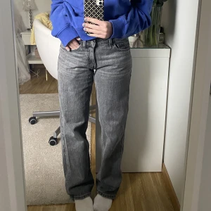 Grå jeans - Grå lågmidjade jeans i modell arrow från weekday. Endast använda vid test-och fototillfälle och säljs då är för stora. Nypris: 590. Frakt tillkommer!