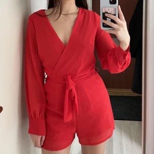 Jumpsuit - Röd jumpsuit från Sisters Point. Superfin passform med knytband i midjan. Har även fickor. Nyskick, strl XS. 100 kr ❤️